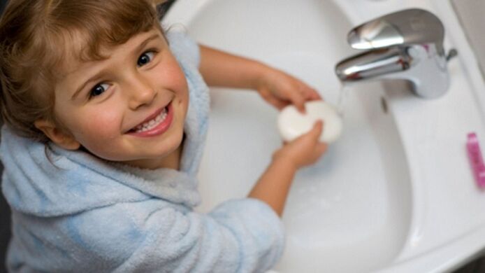 孩子用肥皂洗手以防止蠕虫