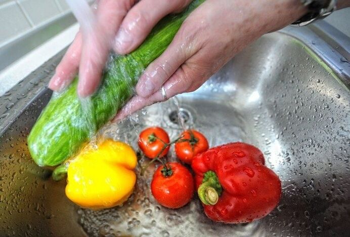 为防止寄生虫感染，食用前必须清洗蔬菜。